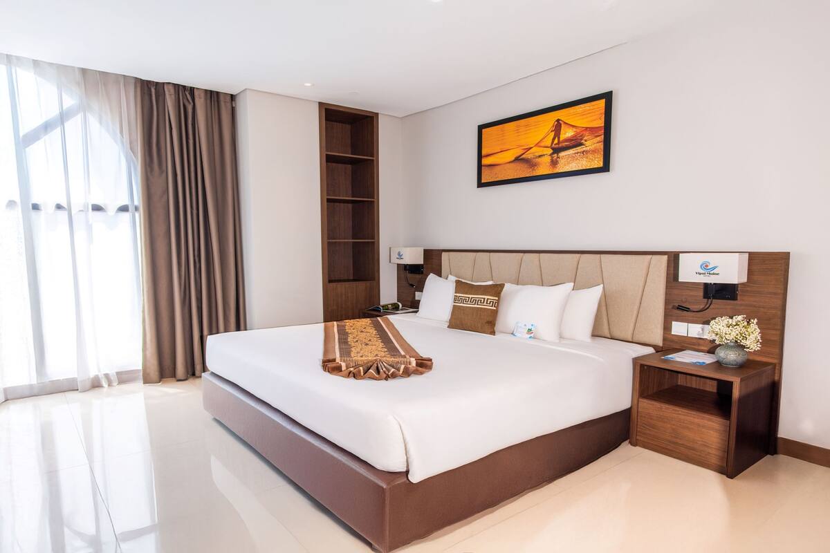 Superior Double with Window | Seprai premium, bantalan ekstra lembut, minibar, dan brankas