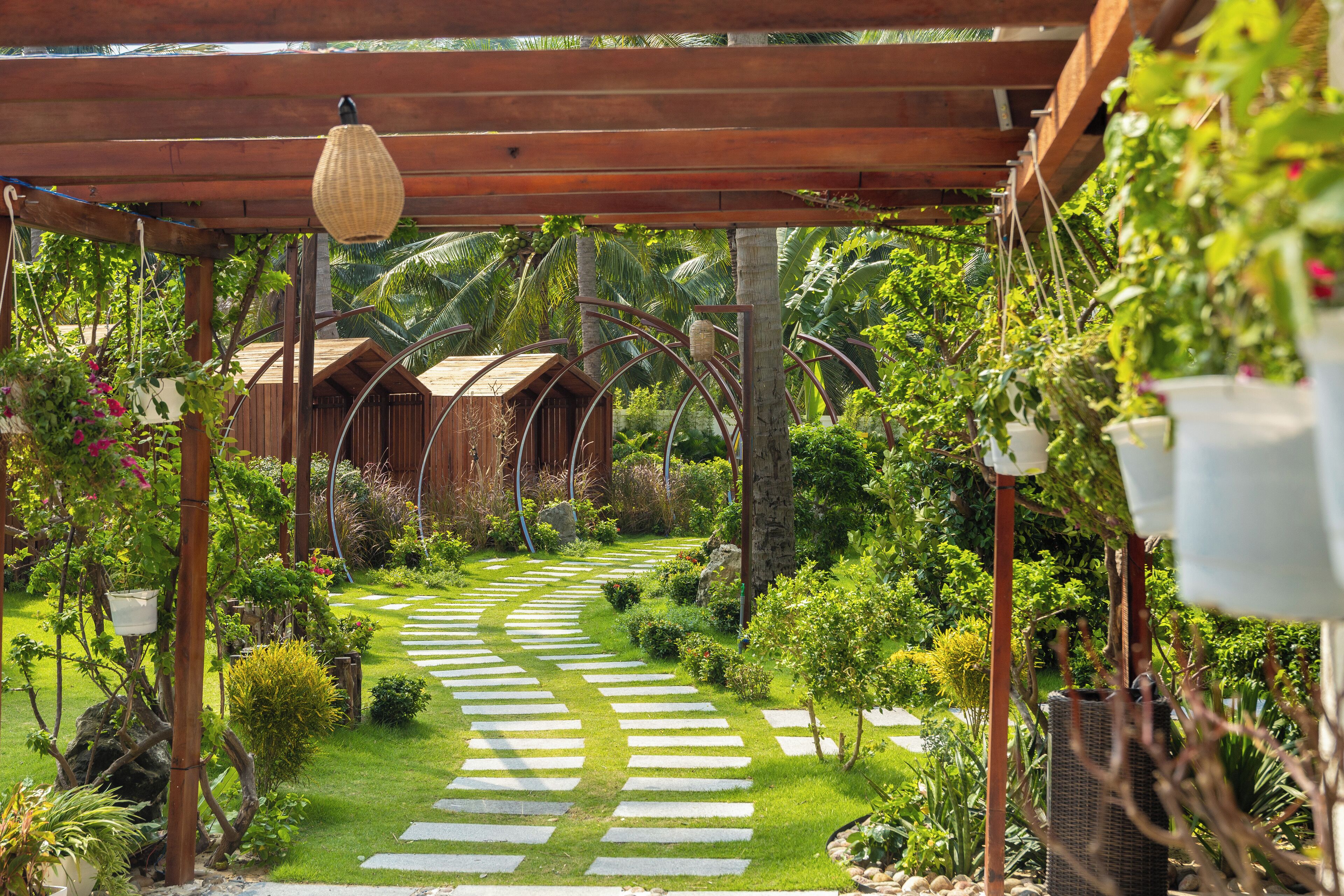 สนามรอบบริเวณ