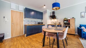 Apartemen (1) | Dapur kecil pribadi | Lemari es, kompor, ketel listrik, dan peralatan masak/sendok-piring