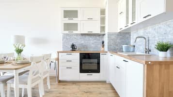 Apartment (31) | Private kitchen | Fridge, stovetop, electric kettle, cookware/dishes/utensils
