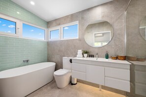 Baignoire, sèche-cheveux, serviettes fournies, papier toilette