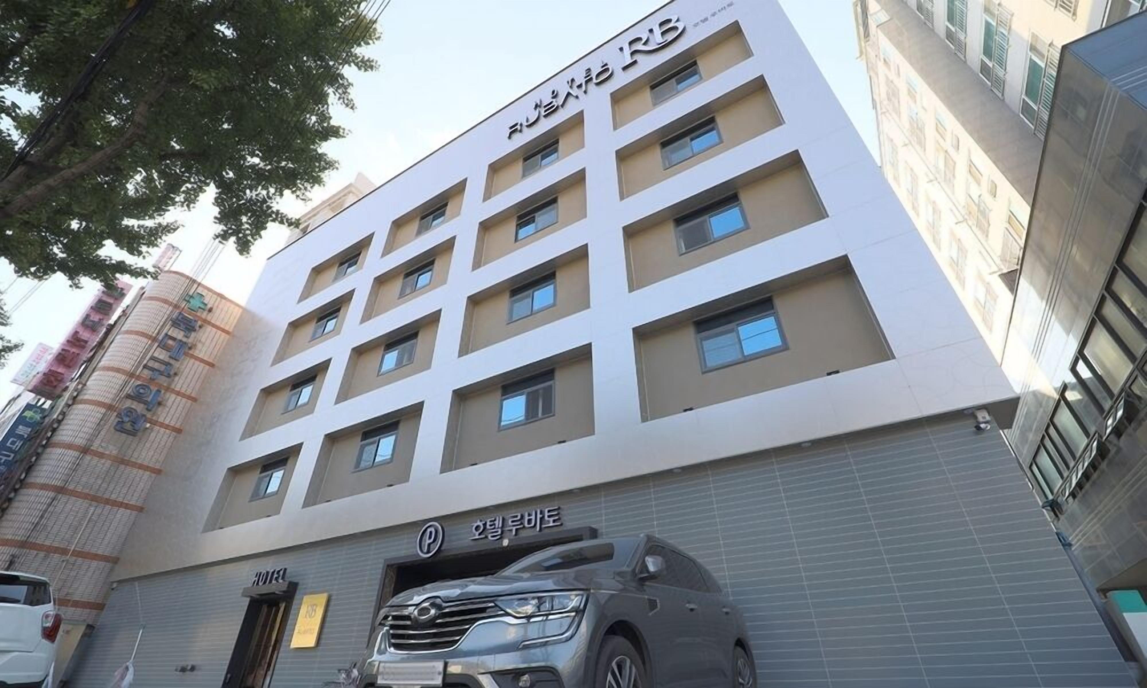 A multi-story building with a sign indicating it is a hotel.