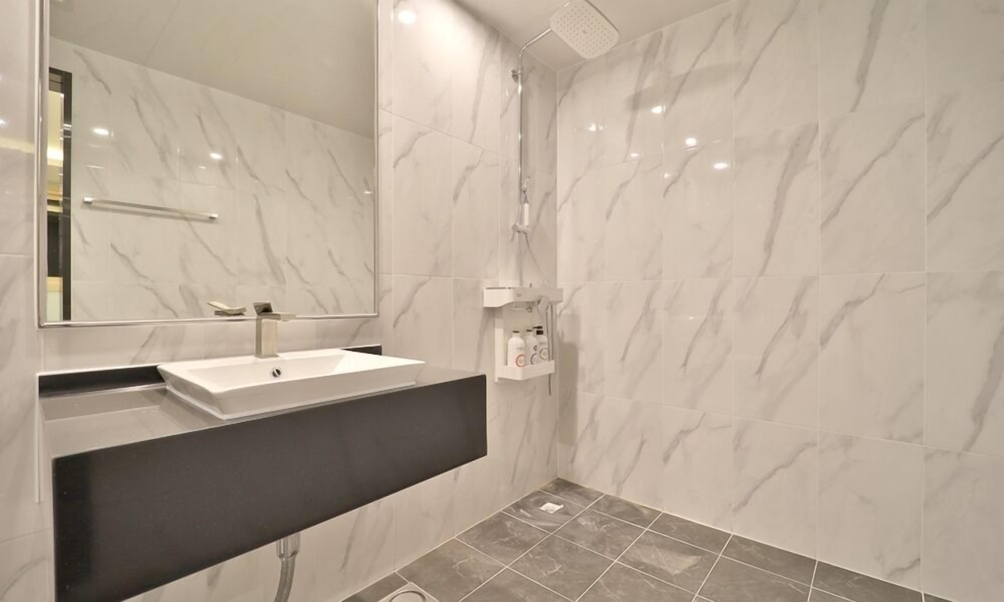 Twin kamer (2PC R) | Badkamer | Gratis toiletartikelen, een haardroger, badjassen, pantoffels