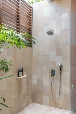 Deluxe-Villa | Badezimmer | Dusche, kostenlose Toilettenartikel, Haartrockner, Handtücher