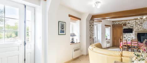 Una televisión, una chimenea