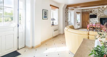 Maison de charme avec jardin clos et étang, proche littoral du Cotentin, animaux acceptés.