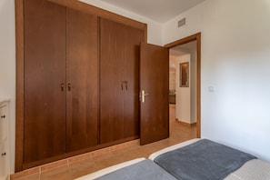 2 quartos, ferros/tábuas de passar roupa, Wi-Fi de cortesia