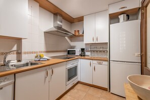 Kylskåp, mikrovågsugn, ugn och diskmaskin