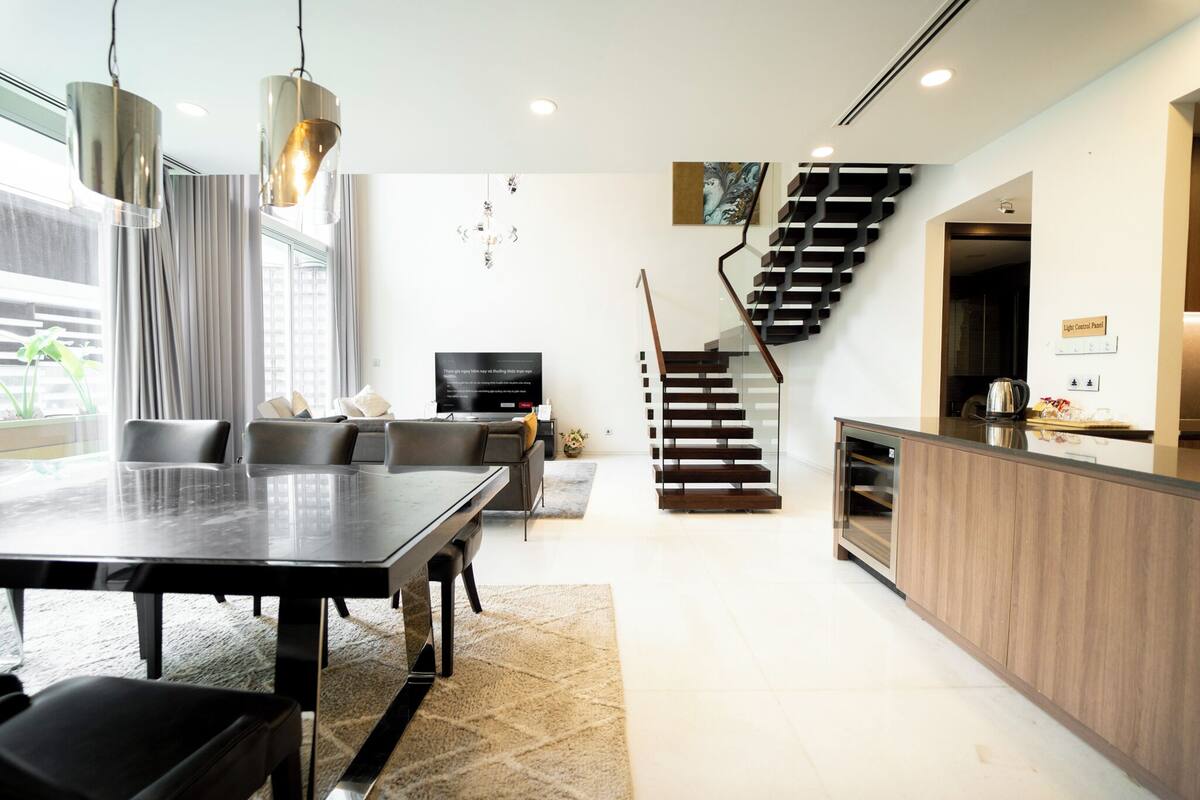 Deluxe Duplex | Ruang tamu | 65 inci sebuah televisyen pintar dengan kabel, TV, pembesar suara pintar