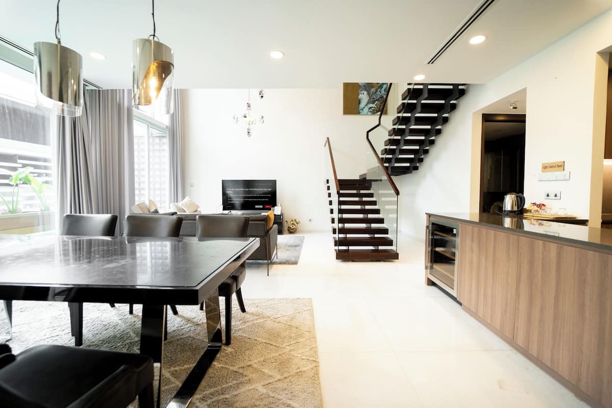 Duplex Deluxe | Vardagsrum | 65-tums smart-tv med kabelkanaler, tv och smarta högtalare
