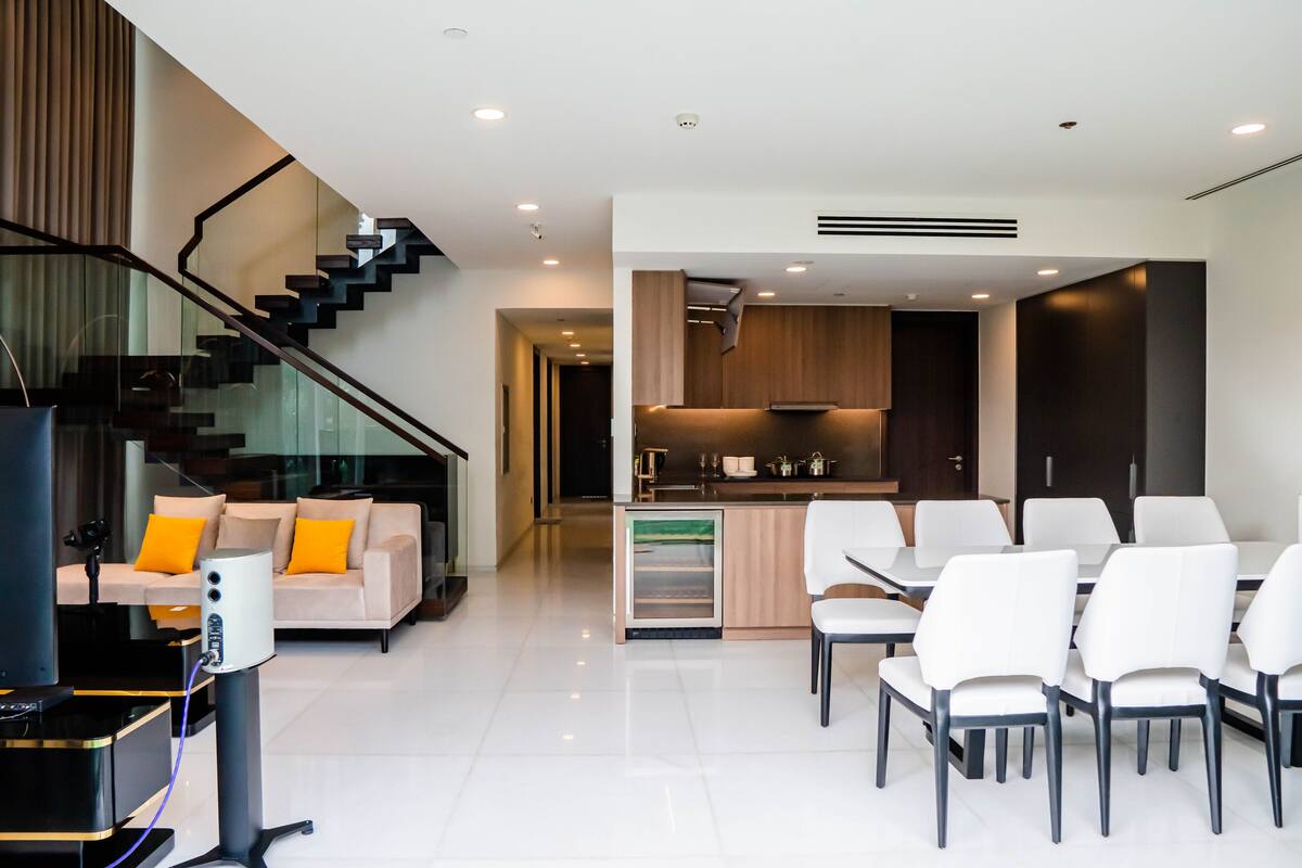 Luxury Duplex | Ruang tamu | 65 inci sebuah televisyen pintar dengan kabel, TV, pembesar suara pintar