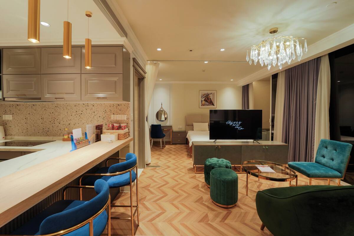 Royal Apartment | Ruang tamu | 65 inci sebuah televisyen pintar dengan kabel, TV, pembesar suara pintar