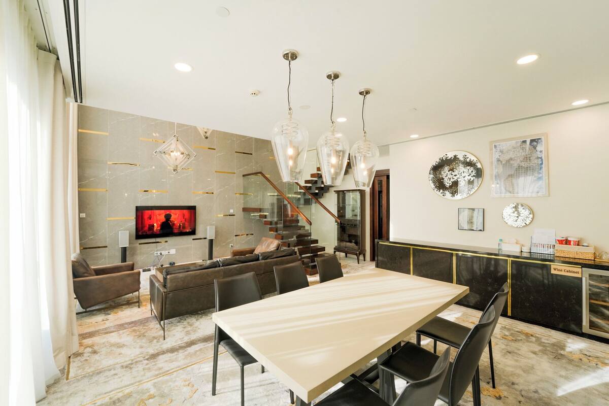 Design Duplex | Ruang tamu | 65 inci sebuah televisyen pintar dengan kabel, TV, pembesar suara pintar