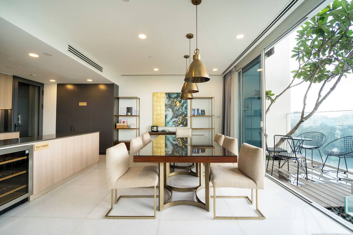 Family Apartment | Peralatan tempat tidur premium, busa memori, bar mini, meja 