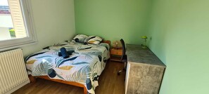 3 slaapkamers, een bureau, een strijkplank/strijkijzer, gratis wifi