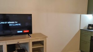 Un televisor sobre un mueble con un mensaje sobre películas y series de televisión.
