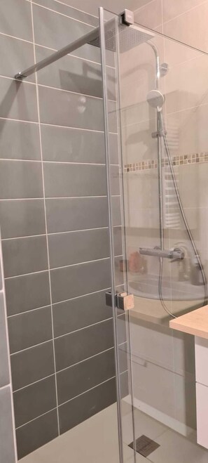 Douche, sèche-cheveux, serviettes fournies, savon