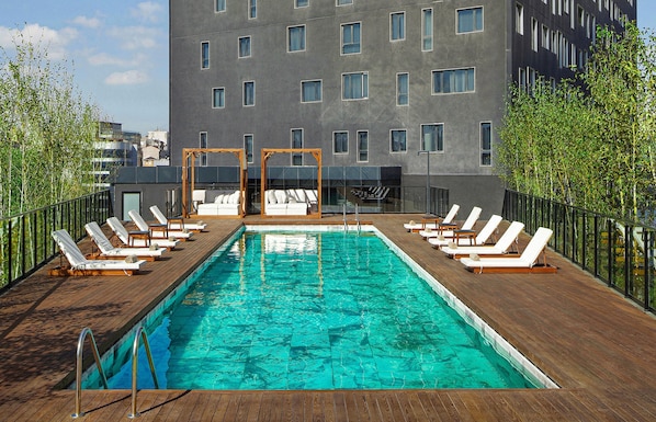 Una piscina techada, una piscina al aire libre de temporada