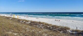 3 blks to beach, close to shopping! Screened porch! 1 king/2 twins/sofa sleeper!