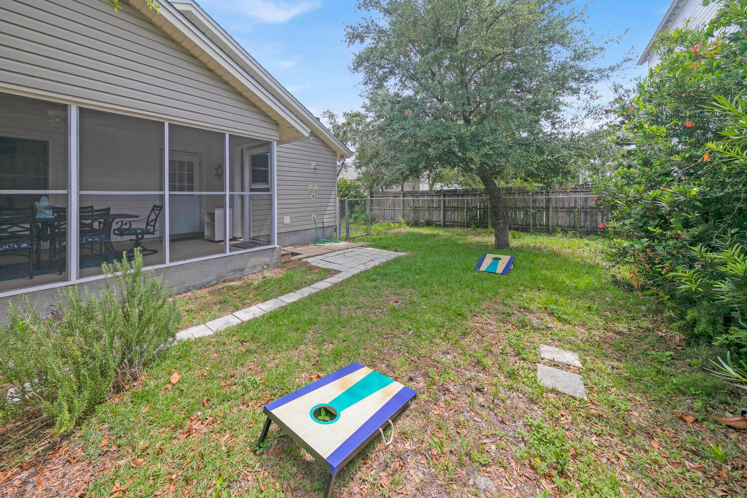 Beach cottage! 3 blks to the beach! Pet friendly! 3 blks restaurants and Publix!