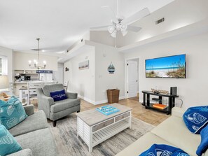 Smart TV - Hidden gem! 3 blks to beach! Front & back porch! 1 king/2 twins/sofa sleeper! (Destin)