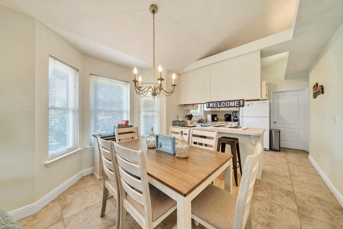 Photo 6 of Booking fall No crowds Front porch and enclosed back deck
1k 2 twins Sleeps 4