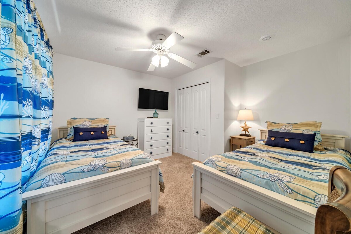 Photo 17 of Booking fall No crowds Front porch and enclosed back deck
1k 2 twins Sleeps 4