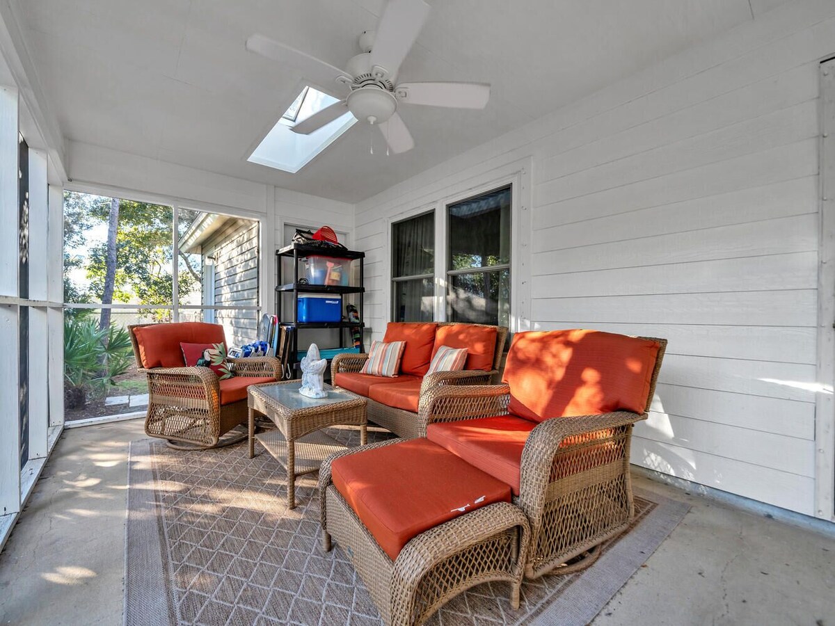 Photo 5 of Booking fall No crowds Front porch and enclosed back deck
1k 2 twins Sleeps 4