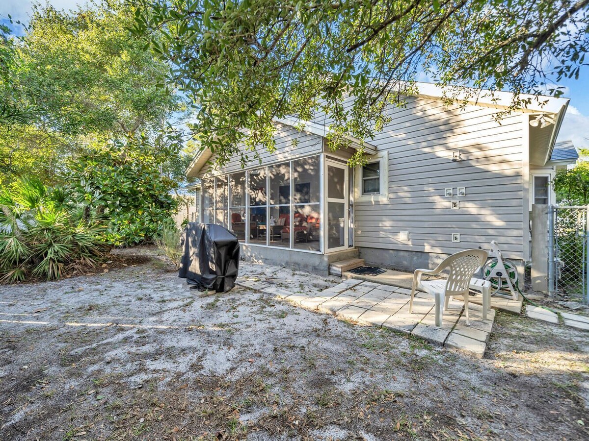Photo 21 of Booking fall No crowds Front porch and enclosed back deck
1k 2 twins Sleeps 4