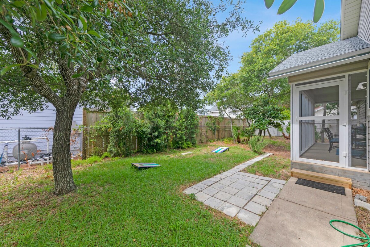 Photo 23 of Booking fall No crowds Front porch and enclosed back deck
1k 2 twins Sleeps 4