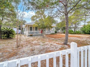 Property grounds - Beautiful beach cottage! West end!  3 blks to beach! Front & back porch! Save (Destin)