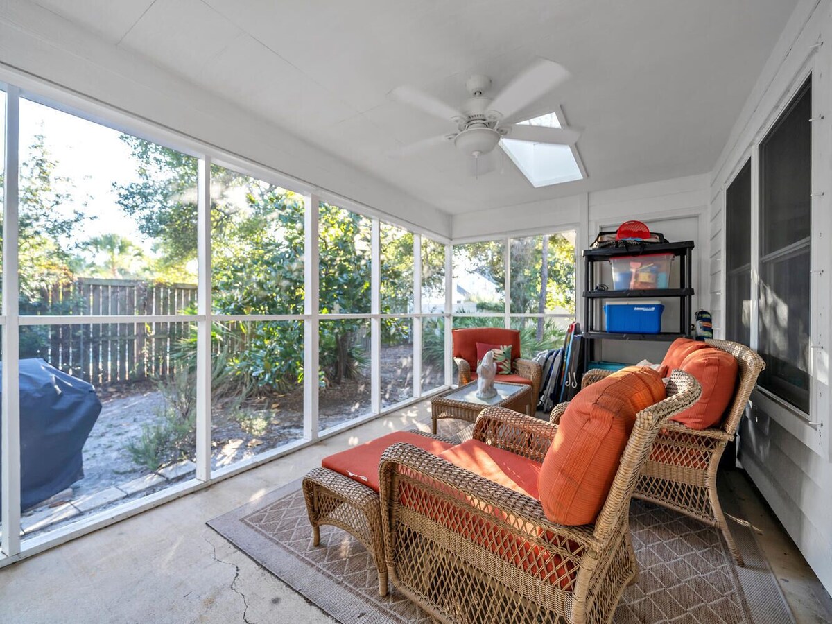 Photo 20 of Booking fall No crowds Front porch and enclosed back deck
1k 2 twins Sleeps 4