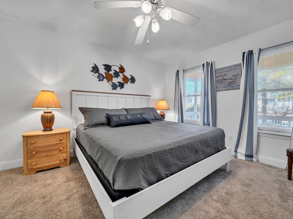 Photo 2 of Booking fall No crowds Front porch and enclosed back deck
1k 2 twins Sleeps 4