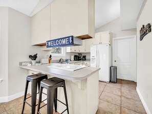 Fridge, microwave, oven, stovetop - Hidden gem! 3 blks to beach! Front & back porch! 1 king/2 twins/sofa sleeper! (Destin)