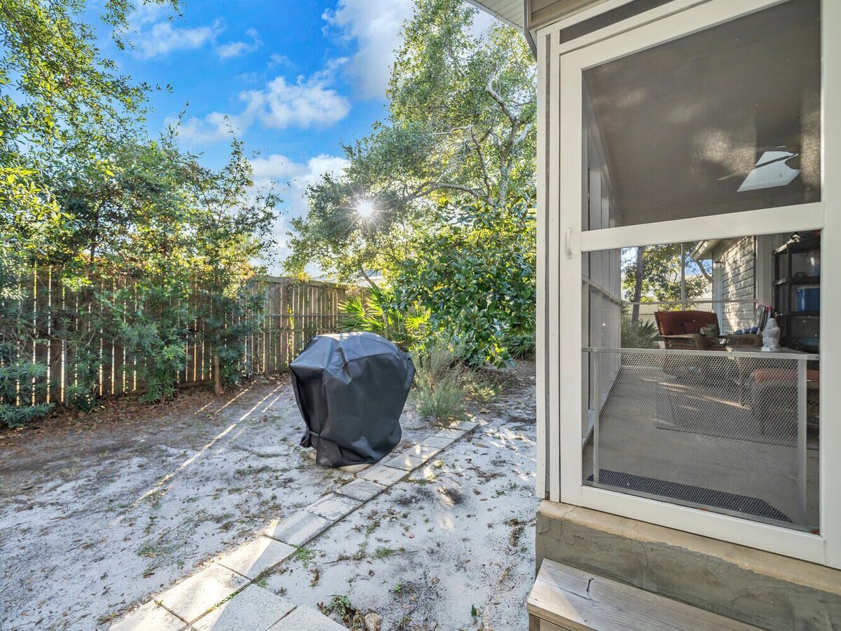 Photo 22 of Booking fall No crowds Front porch and enclosed back deck
1k 2 twins Sleeps 4