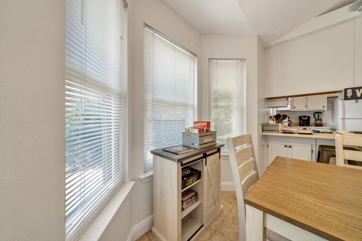 Photo 12 of Booking fall No crowds Front porch and enclosed back deck
1k 2 twins Sleeps 4