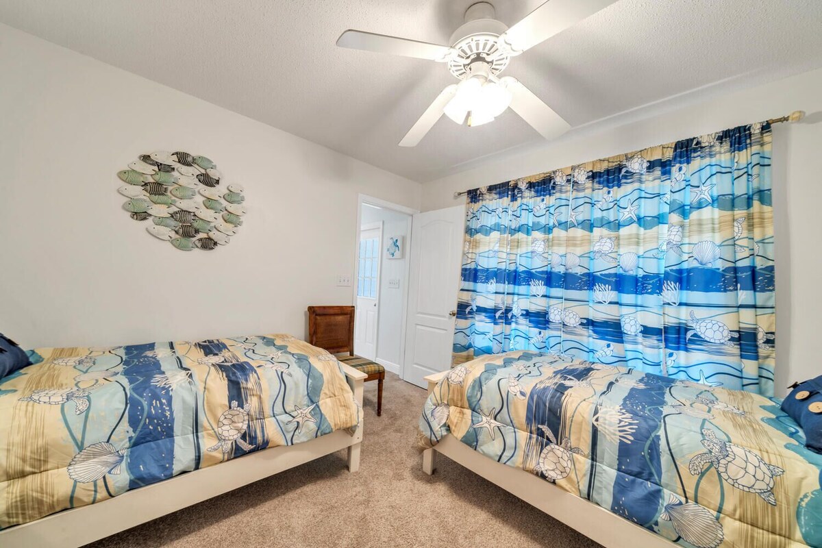 Photo 18 of Booking fall No crowds Front porch and enclosed back deck
1k 2 twins Sleeps 4
