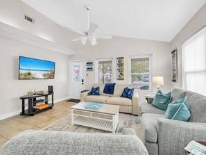 Smart TV - Hidden gem! 3 blks to beach! Front & back porch! 1 king/2 twins/sofa sleeper! (Destin)