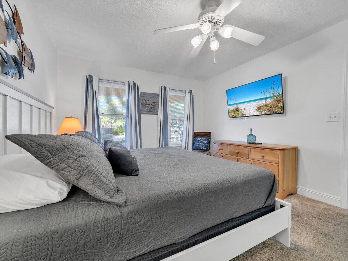 Booking fall No crowds Front porch and enclosed back deck
1k 2 twins Sleeps 4