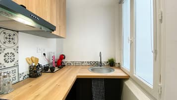 Een koelkast, een microgolfoven, een kookplaat