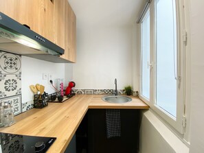 Een koelkast, een microgolfoven, een kookplaat