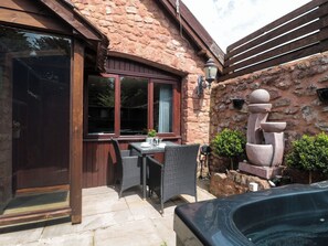 Outdoor dining - The Retreat (Watchet)