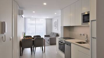 Kjøleskap, mikrobølgeovn, ovn og oppvaskmaskin