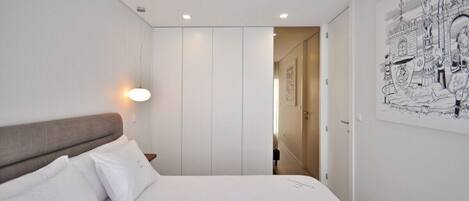 1 habitación, tabla de planchar con plancha, internet y ropa de cama