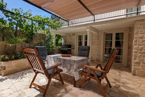 Outdoor dining - New holiday home for 6 persons in Krnica-Rakalj - just 2.5 km from the sea (Rakalj)