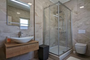 Douche, sèche-cheveux, serviettes fournies