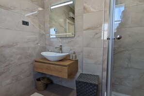 Douche, sèche-cheveux, serviettes fournies