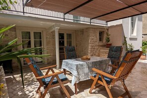 Outdoor dining - New holiday home for 6 persons in Krnica-Rakalj - just 2.5 km from the sea (Rakalj)