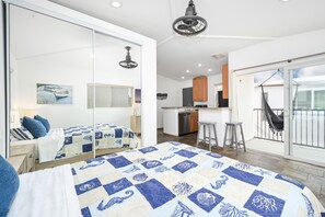 4 bedrooms, iron/ironing board, travel cot, free WiFi - 4 Bedroom Home Steps from the Sand w/ Balcony&BBQ (Newport Beach)