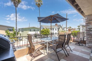 Outdoor dining - 4 Bedroom Home Steps from the Sand w/ Balcony&BBQ (Newport Beach)